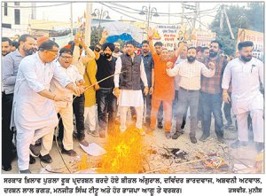 ਸ਼ੀਤਲ ਅੰਗੁਰਾਲ ਦੀ ਅਗਵਾਈ ’ਚ ਕਾਨੂੰਨ ਵਿਵਸਥਾ ਨੂੰ ਲੈ ਕੇ ਸਰਕਾਰ ਖ਼ਿਲਾਫ ਪੁਤਲਾ ਫੂਕ ਪ੍ਰਦਰਸ਼ਨ