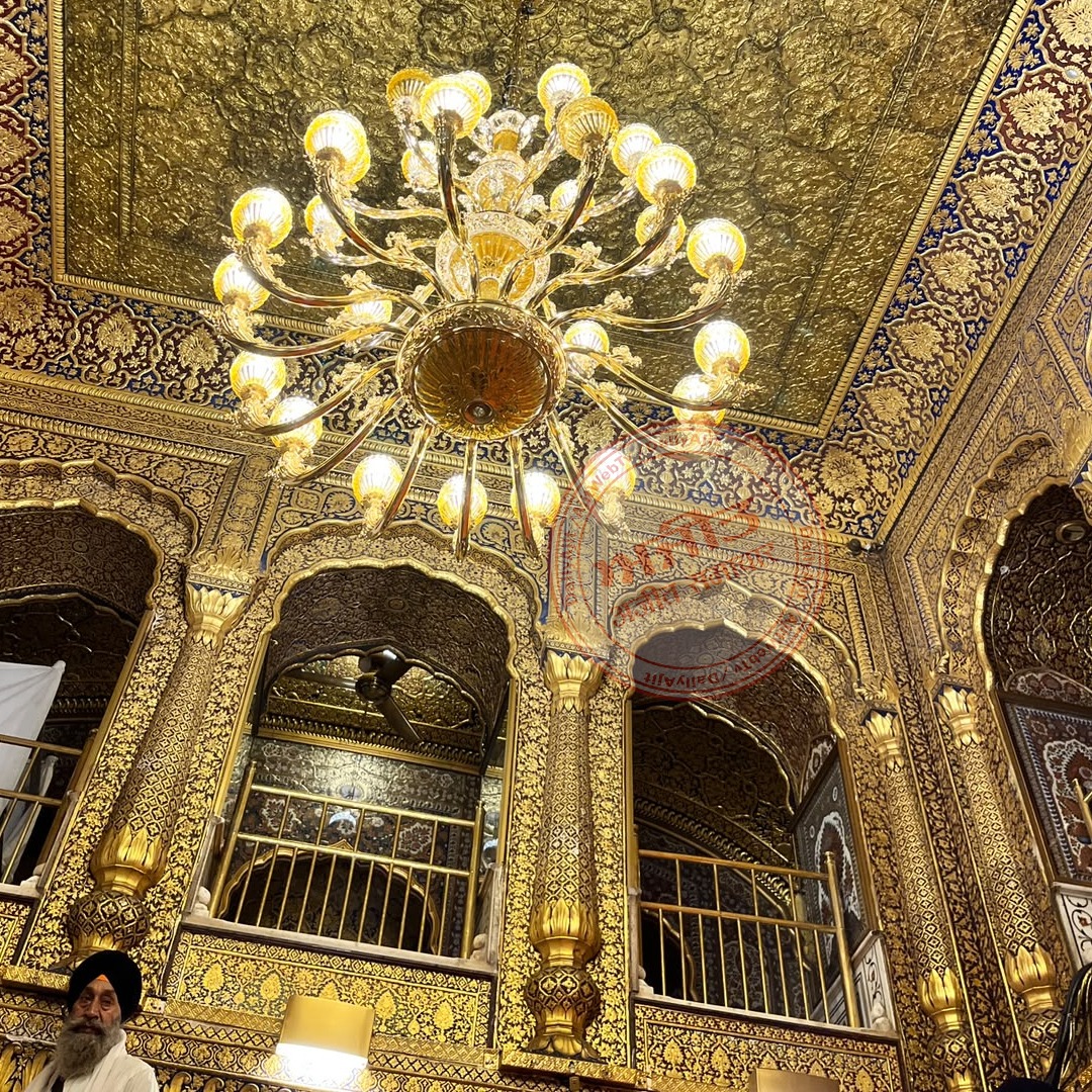 ਸ੍ਰੀ ਹਰਿਮੰਦਰ ਸਾਹਿਬ ਵਿਖੇ ਰੌਸ਼ਨੀ ਲਈ ਲਗਾਇਆ ਨਵਾਂ ਝੂਮਰ