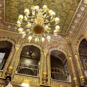 ਸ੍ਰੀ ਹਰਿਮੰਦਰ ਸਾਹਿਬ ਵਿਖੇ ਰੌਸ਼ਨੀ ਲਈ ਲਗਾਇਆ ਨਵਾਂ ਝੂਮਰ