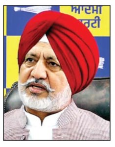 ਕੇਂਦਰ ਦੇ ਦਬਾਅ ਹੇਠ ਮੁੱਖ ਮੰਤਰੀ ਨੂੰ ਦਿੱਲੀ ਹਵਾਈ ਅੱਡੇ ’ਤੇ 3 ਘੰਟੇ ਰੋਕਿਆ