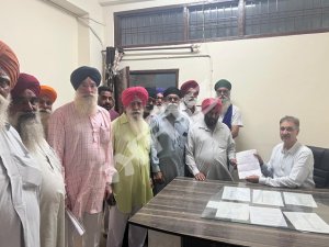 ਸੈਲਰ ਨੂੰ ਜਾਂਦੇ ਤੇਜ਼ ਰਫਤਾਰ ਟਰੱਕ, ਟਰਾਲੀਆਂ ਤੋ ਪ੍ਰੇਸ਼ਾਨ ਕਮਰਾਏ ਵਾਸੀਆਂ ਵਲੋਂ ਤਹਿਸੀਲਦਾਰ ਨੂੰ ਦਿੱਤਾ ਗਿਆ ਮੰਗ ਪੱਤਰ