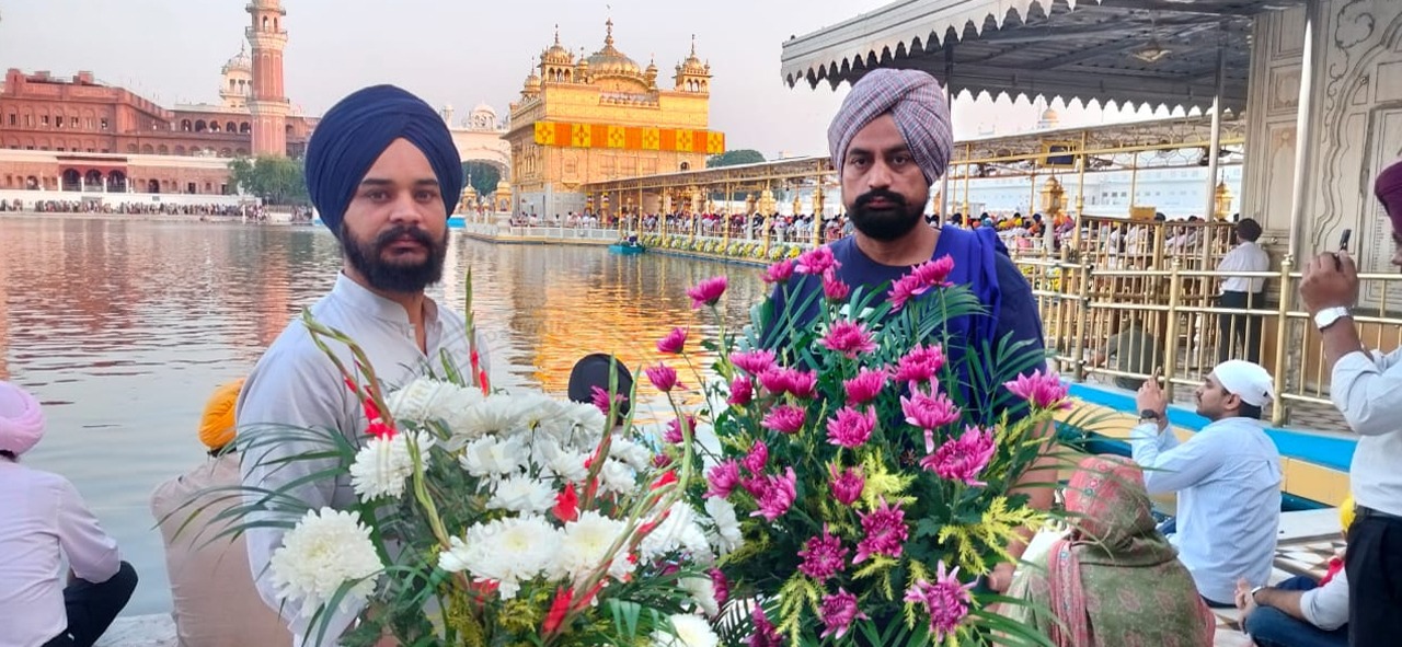 ਸੱਚਖੰਡ ਸ੍ਰੀ ਹਰਿਮੰਦਰ ਸਾਹਿਬ ਵਿਖੇ ਸੁੰਦਰ ਫੁੱਲਾਂ ਅਤੇ ਰੰਗ ਬਿਰੰਗੀਆਂ ਰੋਸ਼ਨੀਆਂ ਨਾਲ ਸਜਾਵਟ ਕੀਤੀ ਗਈ