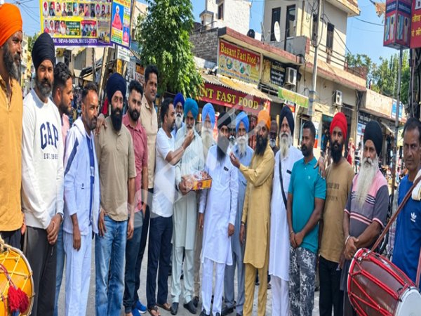 ਸਰੀ ਨੌਰਥ (ਕਨੈਡਾ) ਤੋਂ ਮਨਦੀਪ ਸਿੰਘ ਧਾਲੀਵਾਲ ਦਾ ਦੂਜੀ ਵਾਰ ਐਮ.ਐਲ.ਏ. ਬਣਨ ਦੀ ਖੁਸ਼ੀ ਚ ਵੰਡੇ ਲੱਡੂ