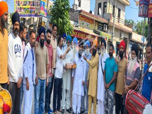 ਸਰੀ ਨੌਰਥ (ਕਨੈਡਾ) ਤੋਂ ਮਨਦੀਪ ਸਿੰਘ ਧਾਲੀਵਾਲ ਦਾ ਦੂਜੀ ਵਾਰ ਐਮ.ਐਲ.ਏ. ਬਣਨ ਦੀ ਖੁਸ਼ੀ ਚ ਵੰਡੇ ਲੱਡੂ