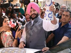 ਵਿਧਾਨ ਸਭਾ ਮੂਹਰੇ ਰਵਨੀਤ ਸਿੰਘ ਬਿੱਟੂ ਦੇ ਤਿੱਖੇ ਸਿਆਸੀ ਵਿਅੰਗ